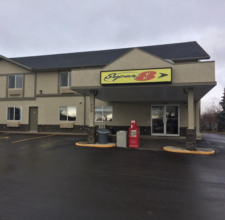 Super 8 By Wyndham Strathmore Exterior foto