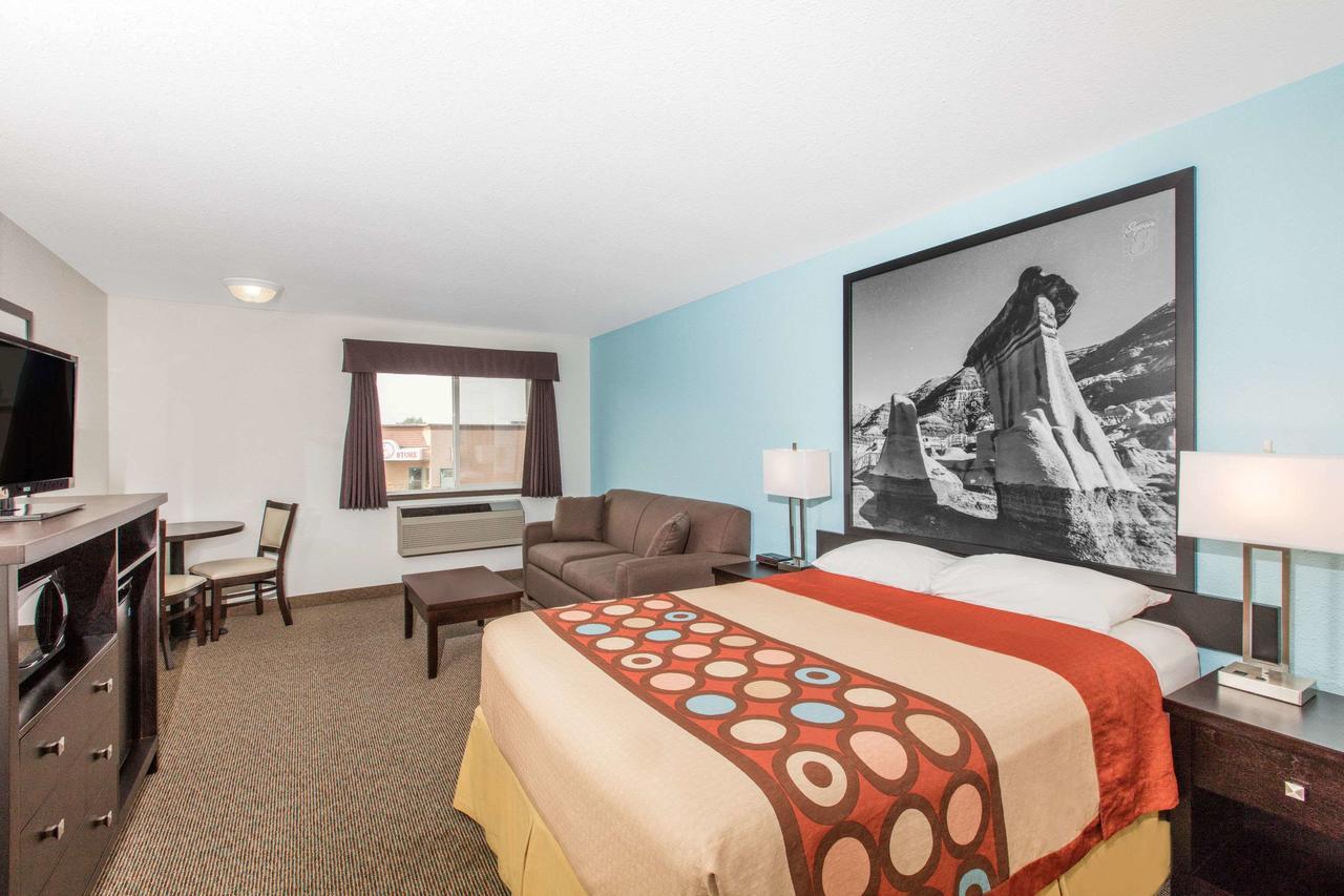 Super 8 By Wyndham Strathmore Exterior foto